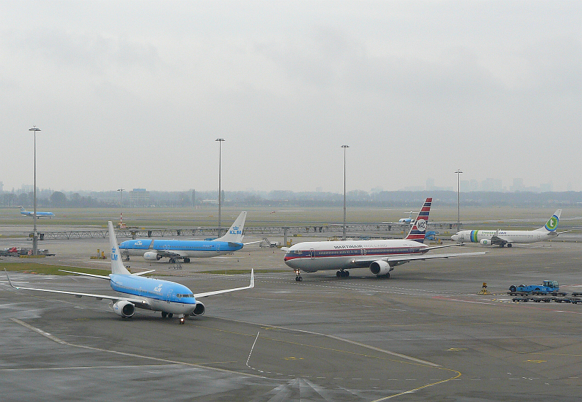 Flughafen Schiphol mit u.a. Martinair Boeing 767 in Retro Lackierung am 13-02-2011.