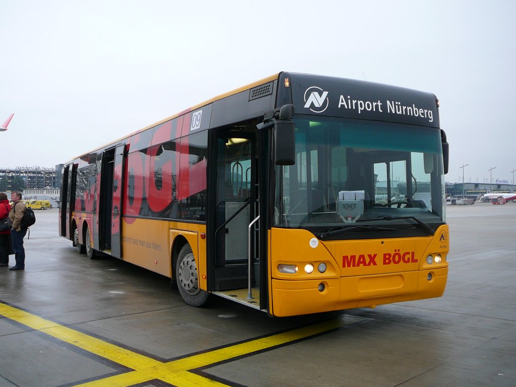 Flughafenbus von  MAX B�GL  auf dem Vorfeld des N�rnberger Airports im Januar 2010
