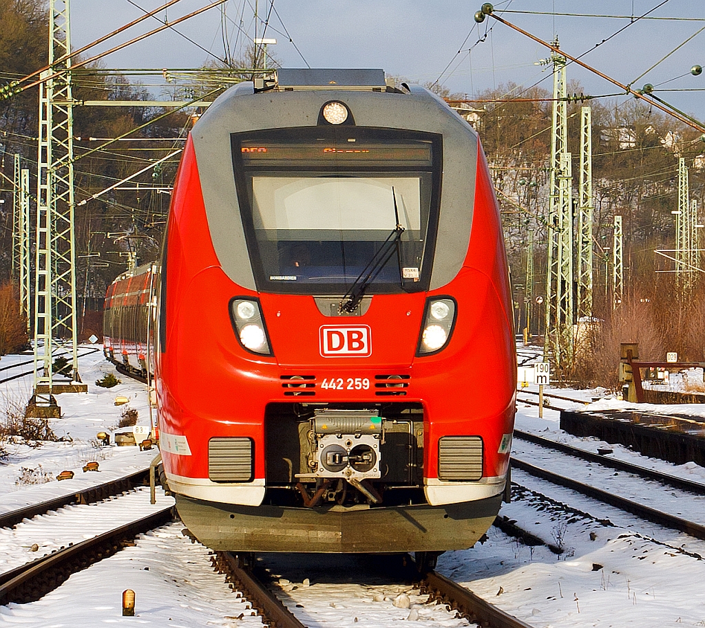 Frontal (ein Bildausschnitt) - Ein Bombardier Talent 2 - 442 259 (vierteilig) und gekuppelt mit 442 301 (fnfteilig) als rsx – Rhein-Sieg-Express (RE 9) am 28.01.2013 bei der Einfahrt in den Bahnhof Betzdorf/Sieg.
