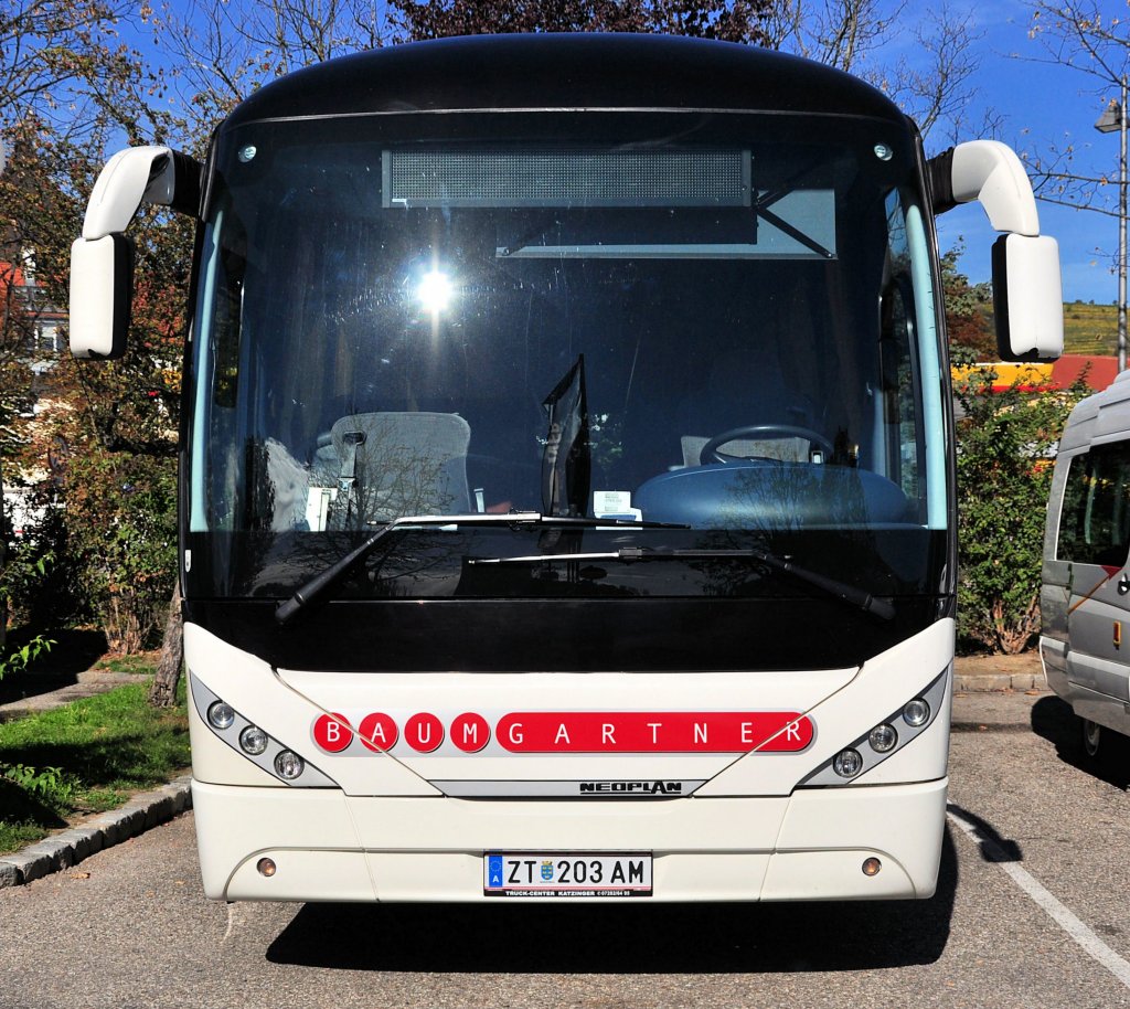 Frontansicht eines NEOPLAN TRENDLINER`s von BAUMGARTNER Reisen aus Nieder�sterreich,Krems,Oktober 2012.