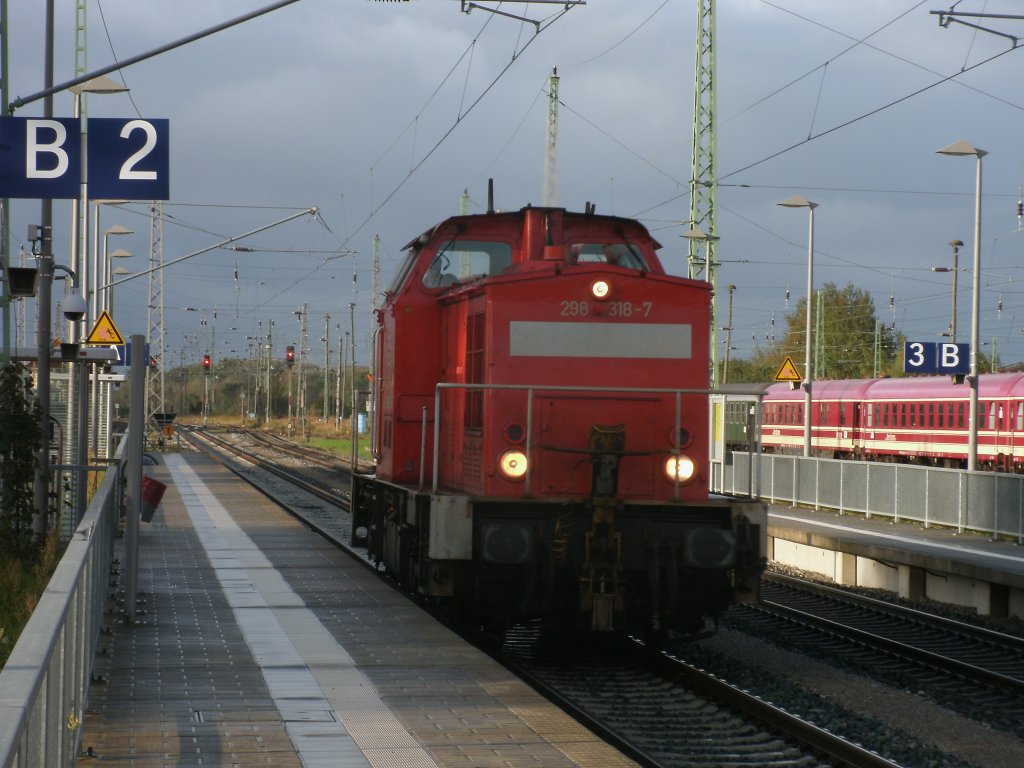 Fr�h Feierabend hatte 298 318 als Sie bereits am Morgen,vom 08.Oktober 2011,von Stralsund kommend durch Bergen/R�gen nach Mukran fuhr.