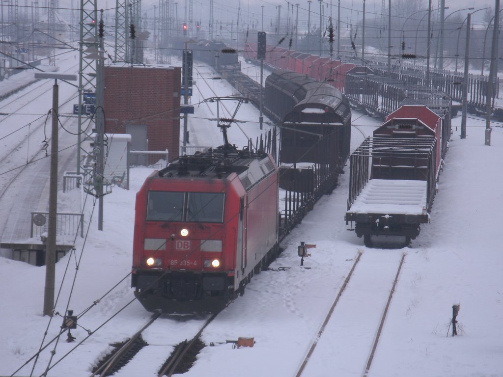 F�r mehrere Stunden,am 14.Dezember 2012,in Bergen/R�gen  gestrandet  185 335-4 mit ihren �berlangen G�terzug.