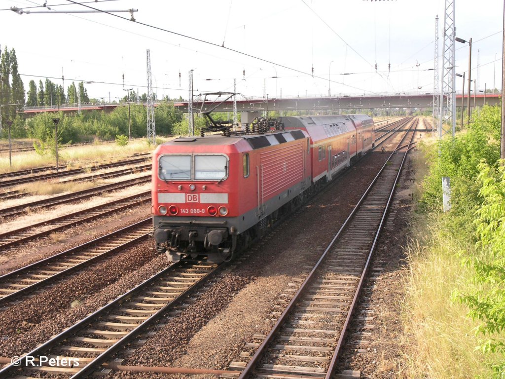 Gegenzug geschoben von 143 080-0 in Eisenh�ttenstadt. 06.06.08