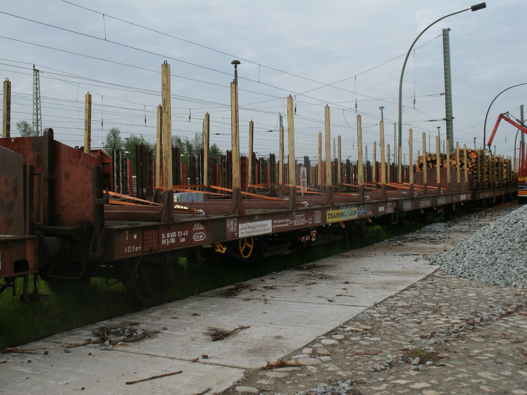 Gengend Holz wurde einem Tag zuvor auf der Ladestrae in Bergen/Rgen gestappelt so das Morgen vom 11.Mai 2012 diese Laaswagen mit Holz beladen wurden.