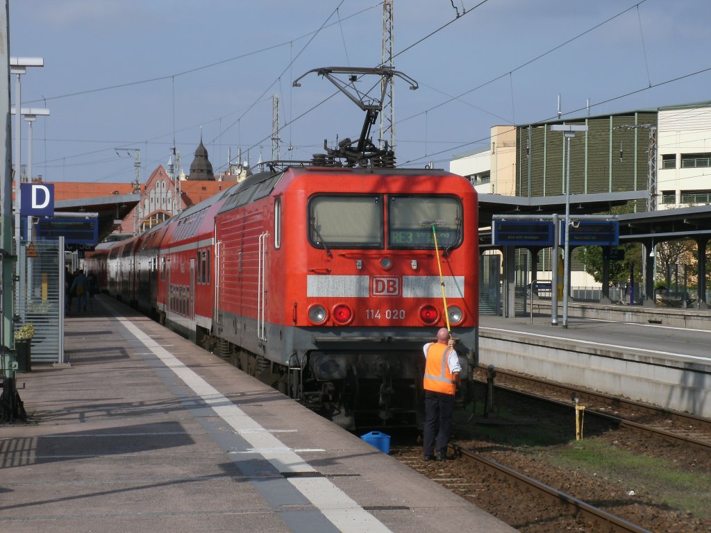 Gleich nach der Ankunft erhielt 114 020,am 24.September 2011,fr die Rckfahrt nach Elsterwerda,in Stralsund,einen Fensterputz.