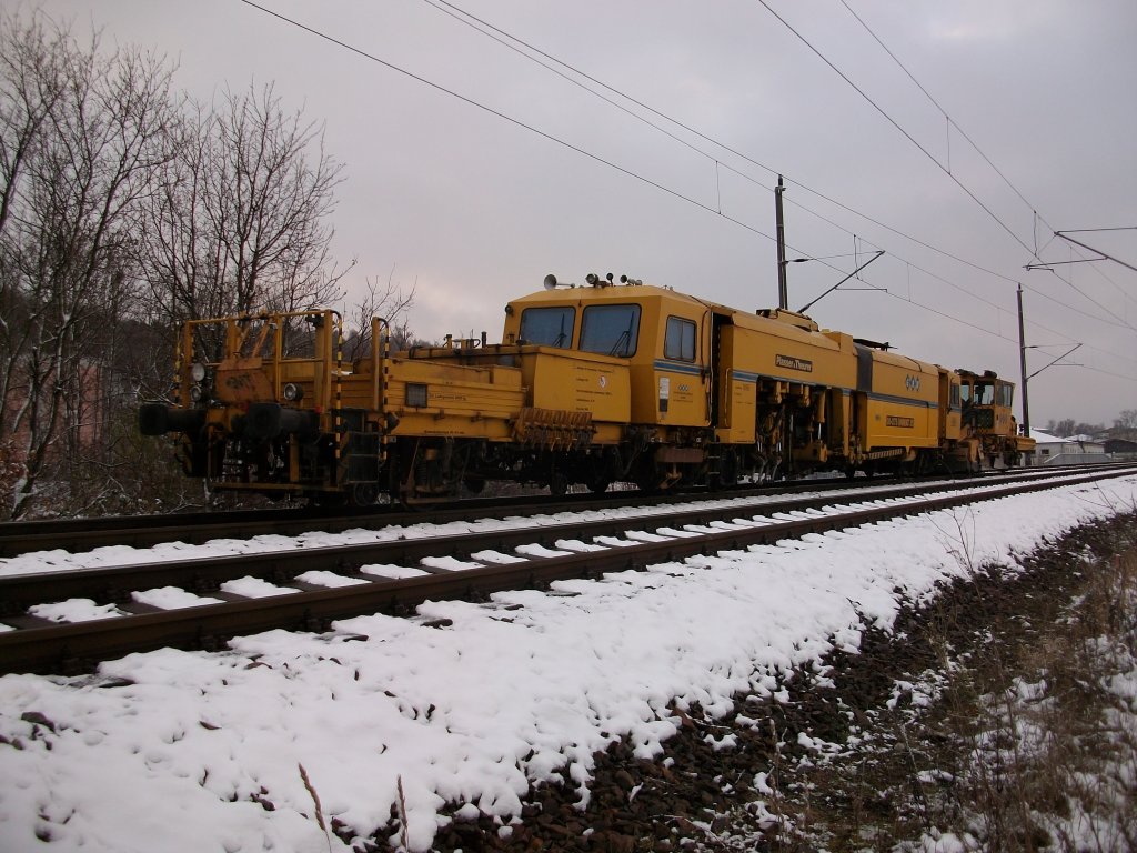 Gleisstopfmaschine und ein Schotterpflug SSP100 am 26.November 2010 auf dem Hauptgleis Bergen-Lietzow bei Bergen/R�gen.
