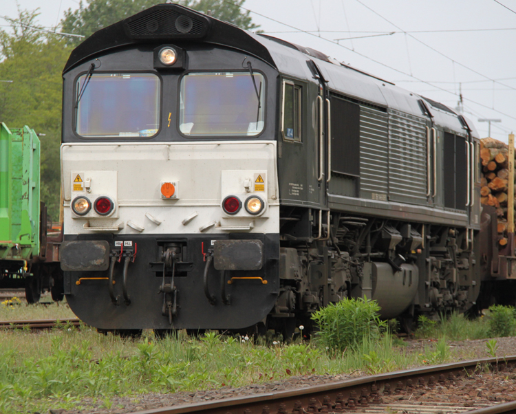 Groe Mietzekatze(Class 66)steht mit Holzzug von Rostock-Bramow nach Stendal-Niedergrne abfahrbereit im Bahnhof Rostock-Bramow.18.05.2011