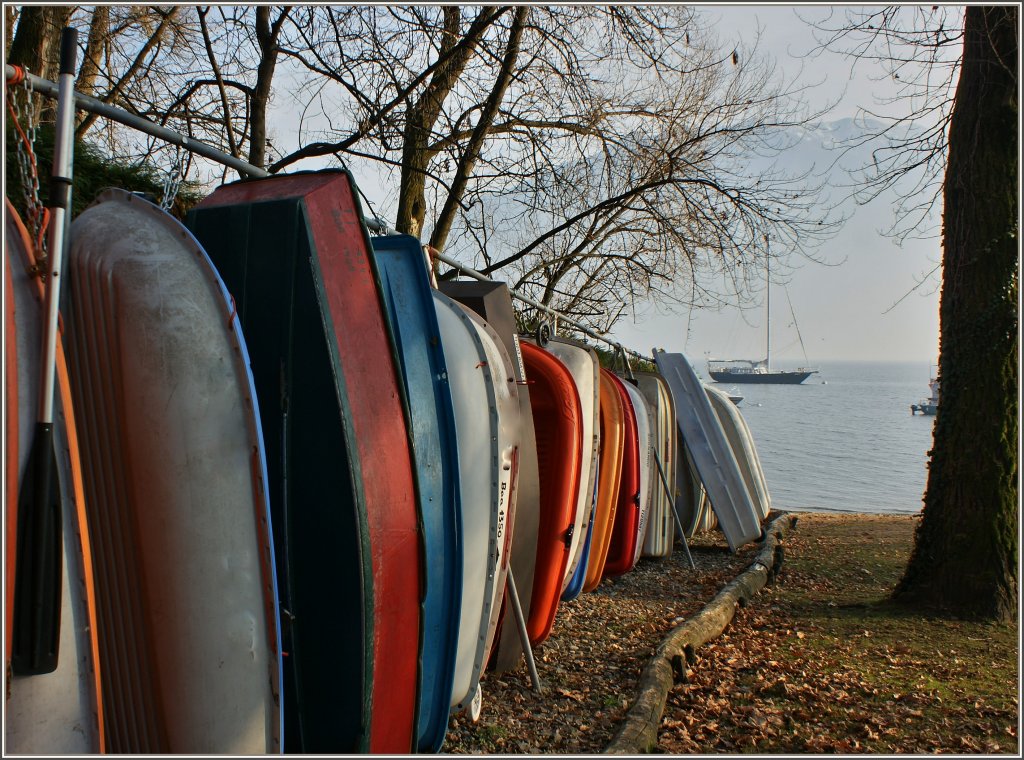 Grosse Schiffe berwintern auf dem See,kleine hngt man Platz sparend ber den Winter an einer Stange auf.
(23.01.2012)