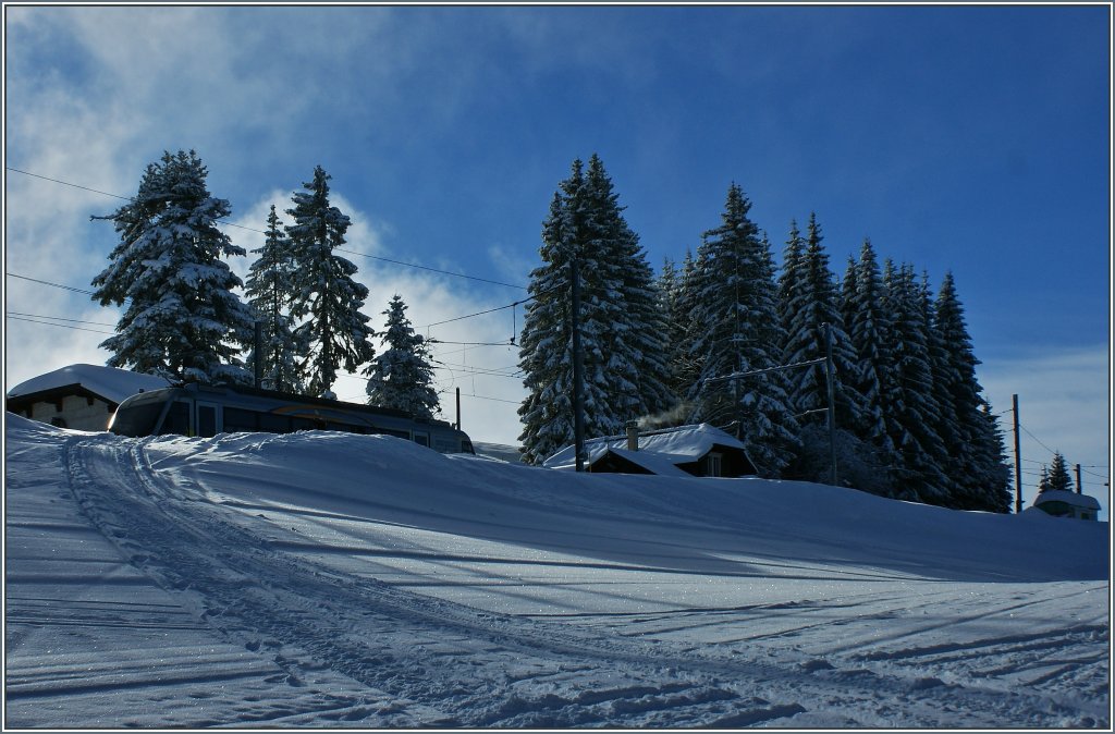 Gut versteckt hinter dem vielen Schnee  zeigt  sich der Beh 2/4 72 auf dem Les Pliades.
(19.12.2012)