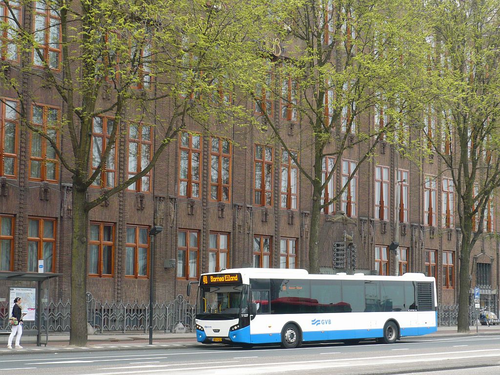 GVBA Bus 1127 Cummins VDL Berkhof Citea SLF Baujahr 2011. Prins Hendrikkade Amsterdam 25-04-2013.

GVBA bus 1127 Cummins VDL Berkhof Citea SLF in dienst sinds 28-10-2011. Prins Hendrikkade Amsterdam 25-04-2013.