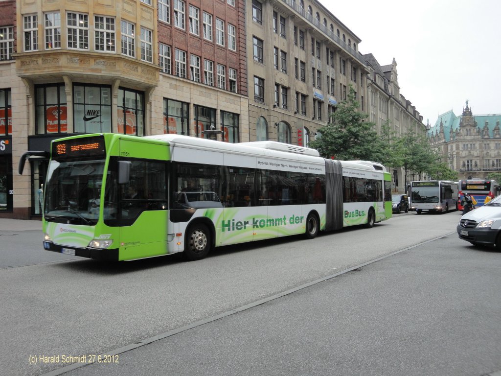 HHA 7051 am 27.6.2012 auf der Linie 109 nach Hauptbahnhof an der Mnckebergstr. Ecke Bergstr.
