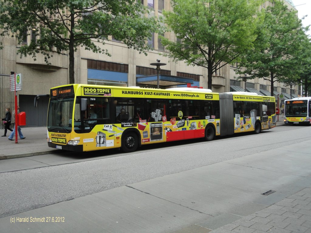 HHA 7919 am 27.6.2012 auf der Linie 109 nach Alsterdorf an der Haltestelle Gerhart-Hauptmann-Platz in der Mnckebergstr.
