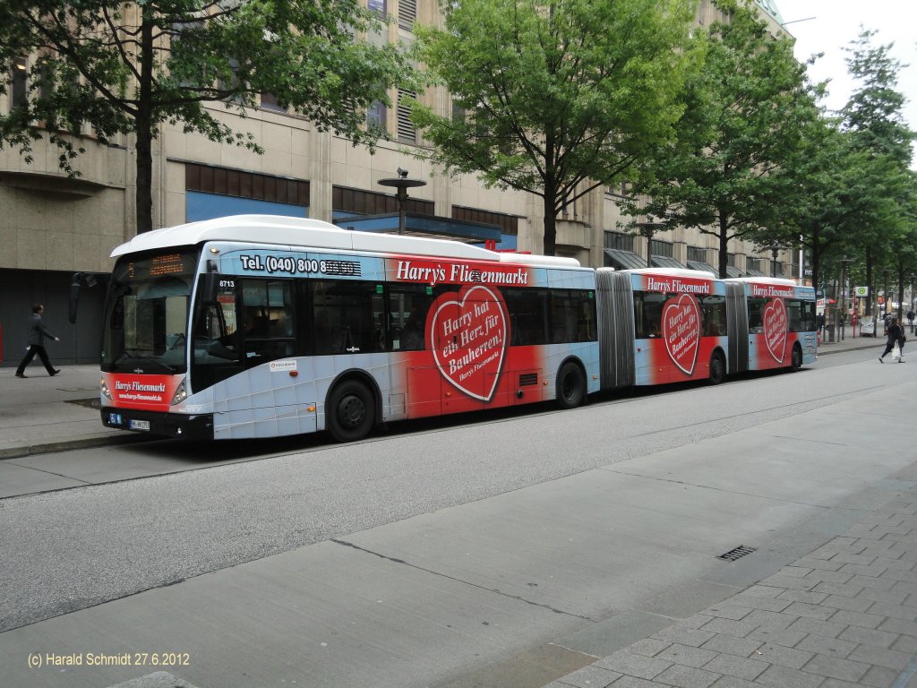 HHA 8713 am 27.6.2012 auf der Metrobus-Linie 5 nach Nedderfeld an der Haltestelle Gerhart-Hauptmann-Platz in der M�nckebergstr.
