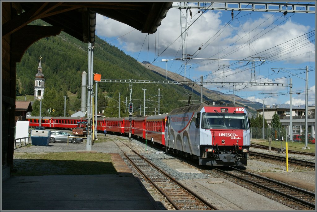 Hier, in Bever, mndtet die Albulabahn von Norden her in einer einge Kurve in die Engadiner Strecke ein. 
12.09.2011