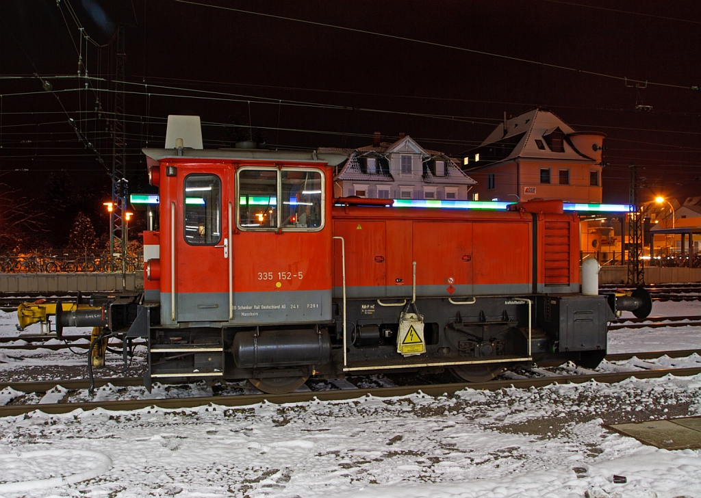 Hier noch ein Seitenportrait von der 335 152-5 der DB Schenker Rail Deutschland AG (ex DB 333 152-7) abgestellt am 08.12.2012 im Bahnhof Offenburg. 