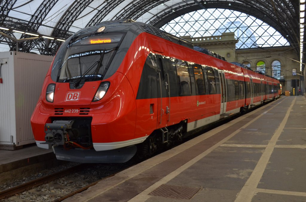 Hier steht der 442 239 im Dresdner HBF auf Glei� 3 zur Abfahrt nach Freiberg (Sachsen). 
Aufgenommen am 23.01.2012

Dank an Stefan f�r die INFO