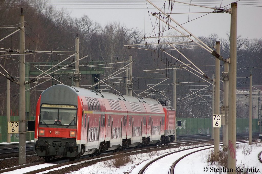 Hier verl�sst 112 113-6 mit einer RE2  Ersatzgarnitur  den Bahnhof Rathenow und ist auf dem Weg nach K�nigs Wusterhausen. 04.01.2011