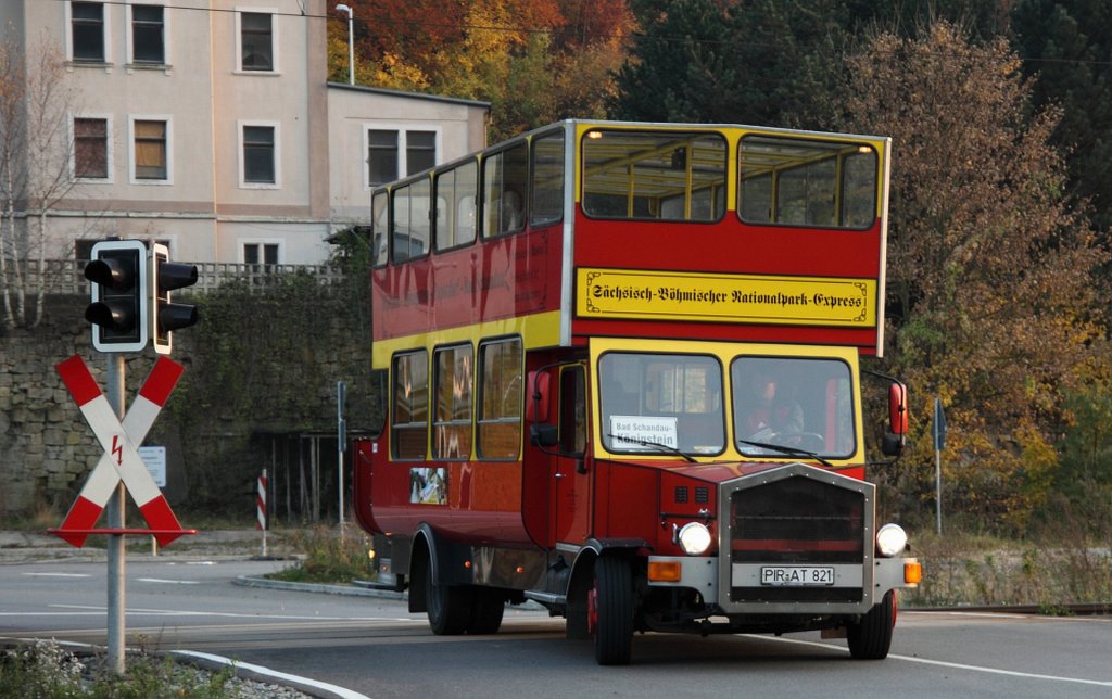 historischer Doppelstockbus MAN als S�chsisch-b�hmischer Nationalpark-Express, Frank Nuhn Freizeit und Tourismus K�nigstein, fotografiert am Bahn�bergang in Bad Schandau in der S�chsischen Schweiz am 31.10.2011