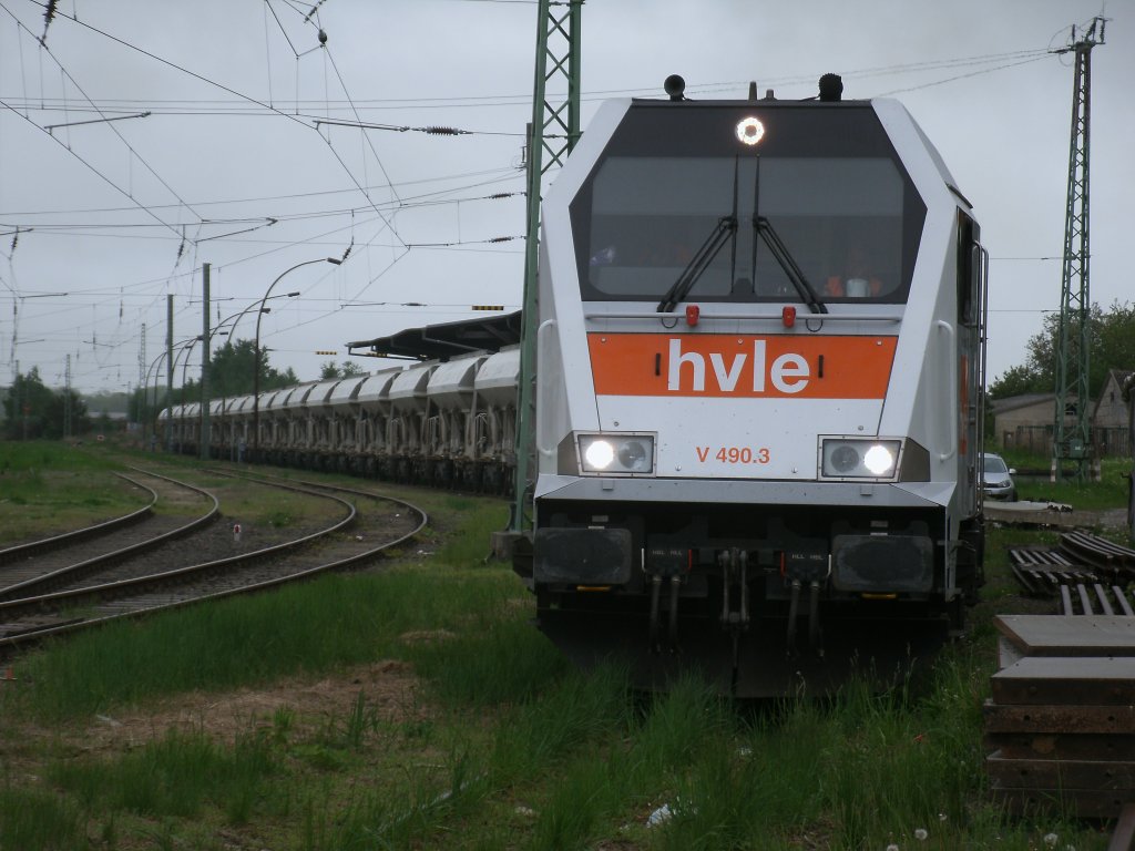 Hvle Maxima V490.3 stand,am 22.Mai 2013,auf der Ladestra�e in Bergen/R�gen mit einem Kieszug. 