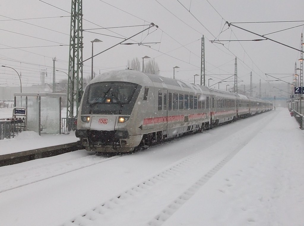 IC 2213 Binz-Stuttgart am 23.Dezember 2010 beim Halt in Bergen/R�gen.