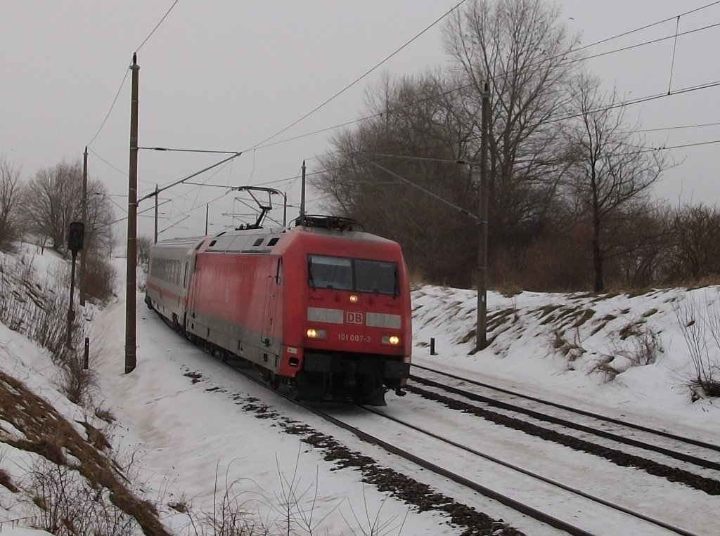 IC 2213 Binz-Stuttgart gezogen von 101 007 am 07.Januar 2011 bei Bergen/R�gen.
