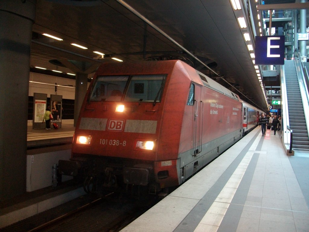 IC 2355 D�sseldorf-Binz am 09.Oktober 2010 mit 101 038 als Zuglok in Berlin Hbf(tief).