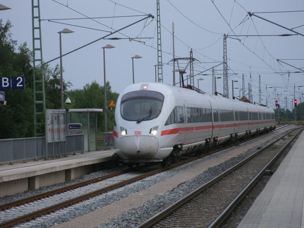 ICE 1208  Karwendel  M�nchen-Binz erreichte,am 17.Juni 2011,erstmalig vom ICE 411 082/582 gefahren Bergen/R�gen.