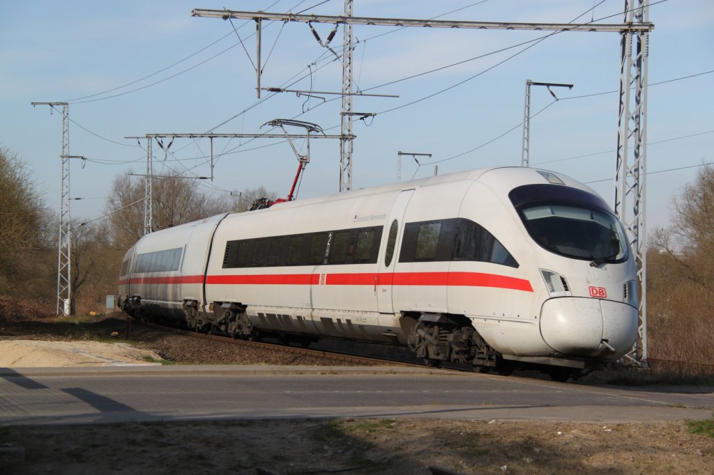 ICE 1611 von Warnemnde nach Mnchen Hbf via Rostock-Seehafen bei der Duchrfahrt in Rostock-Kassebohm.24.03.2012