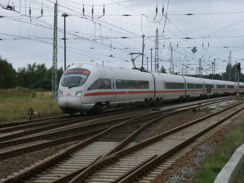 ICE 1715 Binz-M�nchen,gefahren von 411 066,verlie� am 27.August 2011,in Bergen/R�gen.