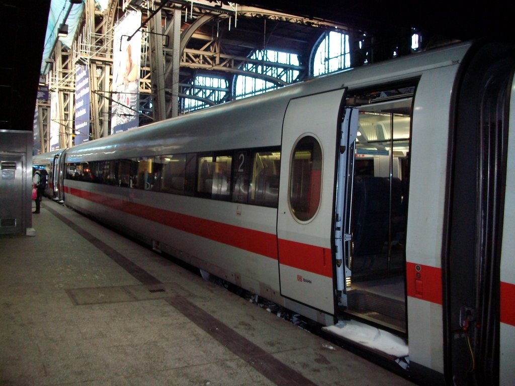 ICE 2.Klasse-Mittelwagen am 18.Dezember 2010 in Hamburg Hbf.