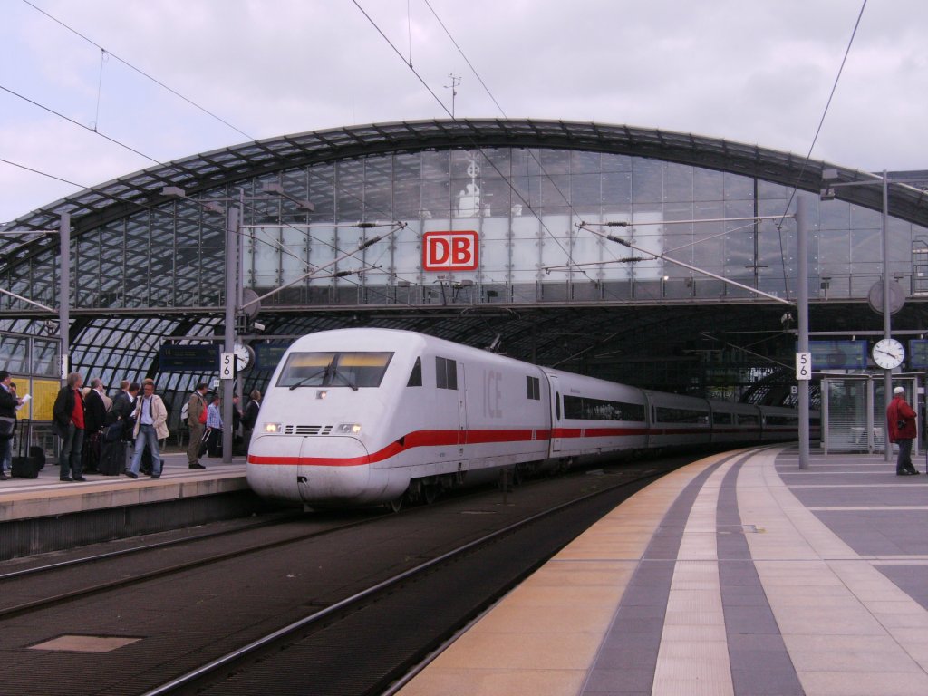 ICE2 nach K�ln/Bonn am 14.06.2012 in Berlin Hbf.