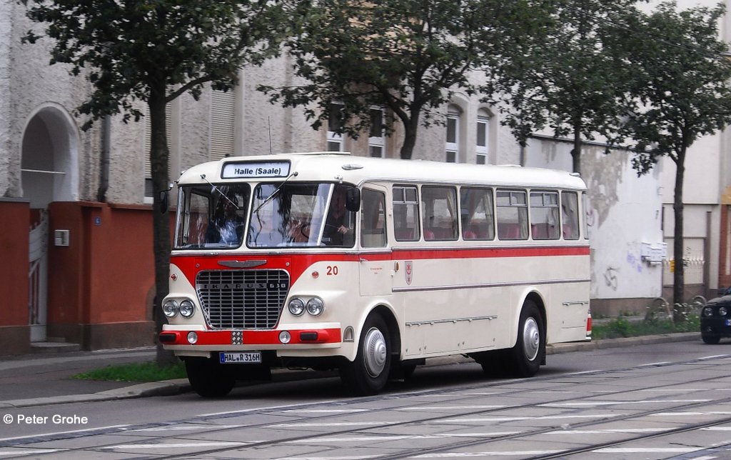 IKARUS 630, Fahrzeug 20 der Verkehrsbetriebe Halle, fotografiert in Halle / Saale in der Freiimfelder Stra�e am 15.07.2011
