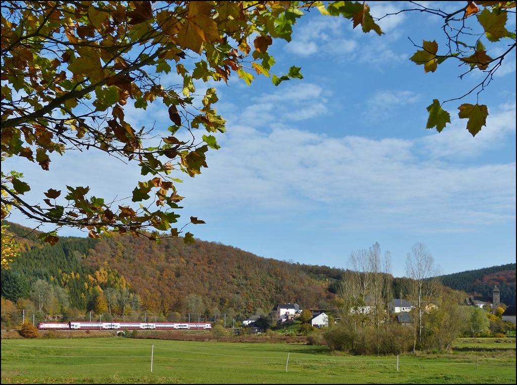 Im beschaulichen Drauffelt wird der IR 3739 Troisvierges - Luxembourg fast zur Nebensache angesichts der herbstlich gefrbten Landschaft des Clerve Tales. 22.10.2012 (Jeanny)