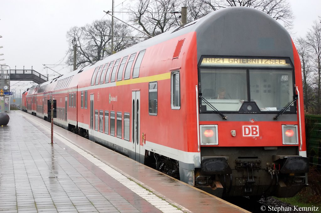 Im BW Berlin-Lichtenberg scheinen die Steuerwagen aus zu gehen und m�ssen sich Steuerwagen von der S-Bahn Rostock leihen. Gesehen am RB21 (RB 28011) nach Potsdam Griebnitzsee in Wustermark. Gezogen hat die 143 566-8. 16.11.2010