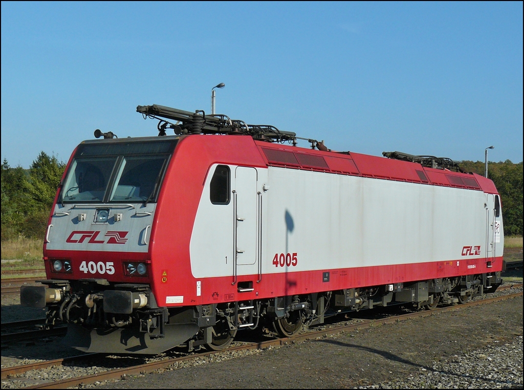Im Jahre 2009 stand das Festival der Museumsbahn CFV3V (Chemin de Fer  Vapeur des Trois Valles) im Mariembourg (B) unter dem Motto: 150 Jahre Eisenbahn in Luxemburg und deshalb war am 27.09.2009 viel luxemburgisches Material dort ausgestellt, so auch die CFL E-Lok 4005. Diese Lok wurde 2004 unter der Fabriknummer KAS33694 gebaut. (Jeanny)

Es gibt 20 Loks der Srie 4000, sie wurden in den Jahren 2004-2005 von der Firma Bombardier Transportation gebaut und sie sind unter den Nummern 4001 bis 4020 immatrikuliert. 

Die Maschinen wurden nach dem Modell BR 185.1 der DB AG gebaut und zwischen September 2004 und Mrz 2005 in Betrieb genommen. Sie entsprechen in vielen Details den Lokomotiven der Baureihe 185.1, verfgen aber zustzlich ber ein Personenverkehrspaket hnlich den Lokomotiven der Baureihe 146 der DB. Die 20 CFL Loks sind vom Typ TRAXX P140 AC1, einer speziellen Variante des Typs TRAXX F140 AC1.

Die Nahverkehrssoftware ermglicht den Loks schneller anzufahren und schneller zu beschleunigen und deshalb wird die Srie 4000 auch haupschlich im Personenverkehr eingesetzt.

In Luxemburg sind diese Loks auf dem ganzen Netz anzutreffen (auer der Linie 50, die einzige Strecke in Luxemburg, die mit 3000 Volt Gleichstrom ausgestattet ist), auch in Deutschland knnen sie ungehindert zirkulieren, in Belgien drfen sie nur bis in die Grenzbahnhfe Gouvy, Athus und Virton fahren. Fr Frankreich haben sie keine Zulassung.

Auch im Gterverkehr finden die Maschinen der Srie 4000 Verwendung.

Die technischen Daten der Srie 4000:

Nummerierung: 4001-4020
Stckzahl: 20
Hersteller: Bombardier
Baujahre: 2004-2005
Achsfolge: Bo'Bo'
Dienstmasse: 84 Tonnen
Lnge ber Puffer: 18900 mm
Hhe ohne Pantograph: 3.845 mm
Maximale Achslast: 21 Tonnen
Hchstgeschwindigkeit: 140 km/h
Stromsysteme: 	25kV 50 Hz Wechselstrom/15kV 16,7 Hz Wechselstrom
Leistung: 5600 kW




