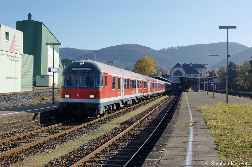In Bad Harzburg verl�sst gerade der RE (RE 14068) von Bad Harzburg nach Hannover Hbf den Bahnhof und geschoben hatte die 218 447-1. 01.11.2011