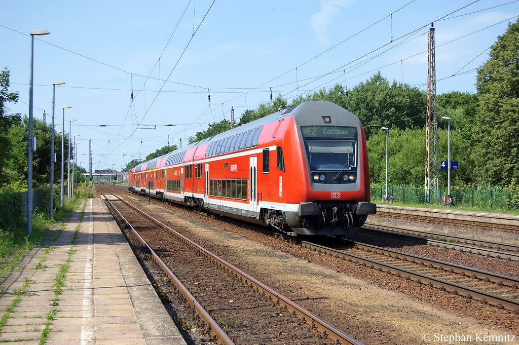 In Baruth(Mark) Durchf�hrt der RE2-Umleiter (RE 18011) nach Cottbus den Bahnhof. Geschoben wurde er von der 112 108. 06.07.2011