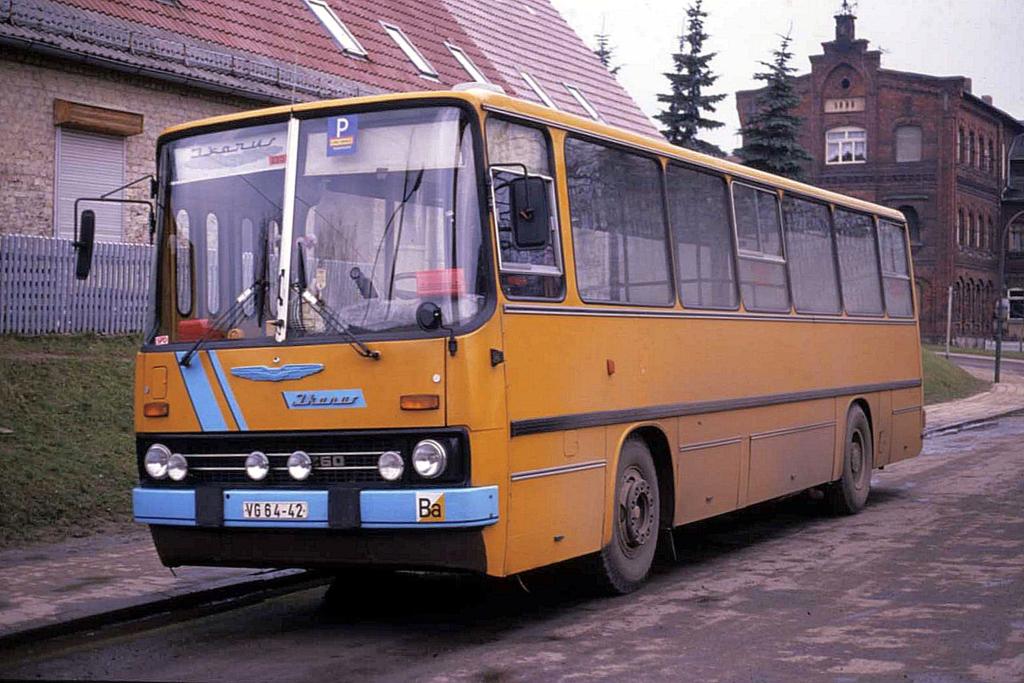 In der damaligen DDR waren am 6.3.1990 noch immer die IKARUS Busse das
R�ckgrat im Nahverkehr. Ikarus Z 60 hier in der Harzstadt Hargerode
am 6.3.1990.