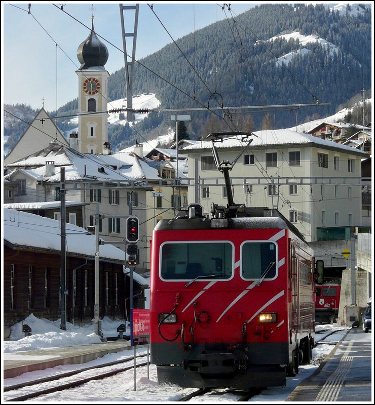In Disentis-Mustr ist Lokwechsel fr den Glacier Express angesagt. Die RhB Ge 4/4 I 607 muss einer MGB HGe 4/4 II Platz machen, damit diese den Zug ber die Zahnradabschnitte bis nach Zermatt ziehen kann. 26.12.2009 (Jeanny)