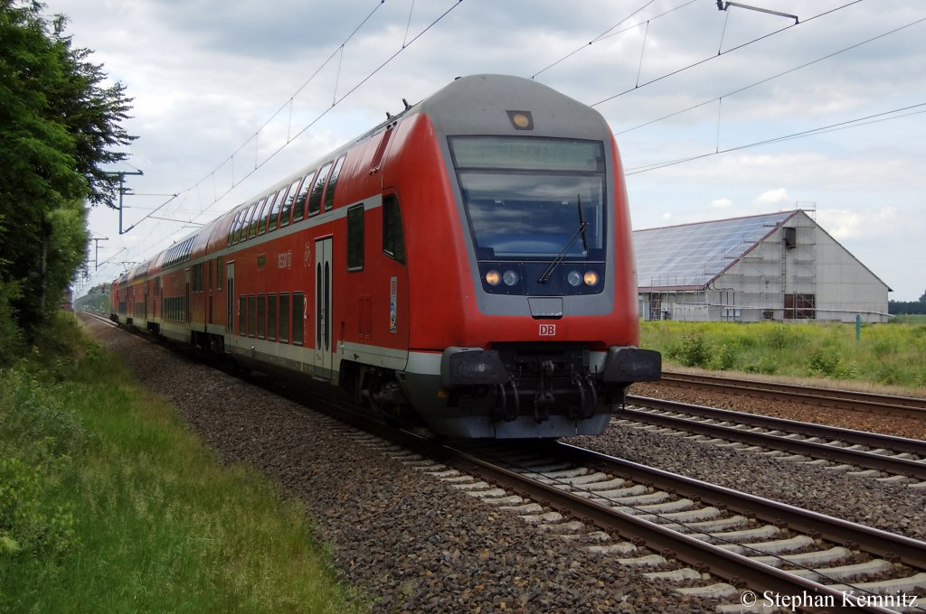 In Friesack(Mark) f�hrt gerade die RE4 (RE 37311) nach J�terbog ein. Geschoben hatte die 114 036-7. 09.06.2011