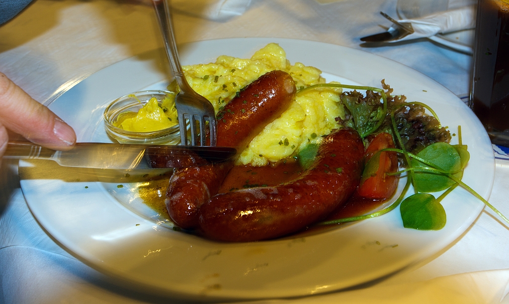 In der Hafenhalle in Kontanz am 08.12.2012 - Ein Paar Bauernbratw�rste mit hausgemachtem Kartoffelsalat.