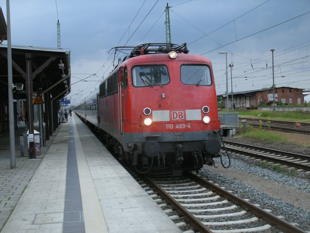 In manchen Regionen in Deutschland`s ist die Einsatzzeit von der E110 beendet,doch bei uns im Norden hat die E110 noch einmal ein Comeback gestartet.So kam am 28.Juni 2013 die 110 469-6 mit dem EC 378 Bratislava-Binz in Bergen/R�gen an.