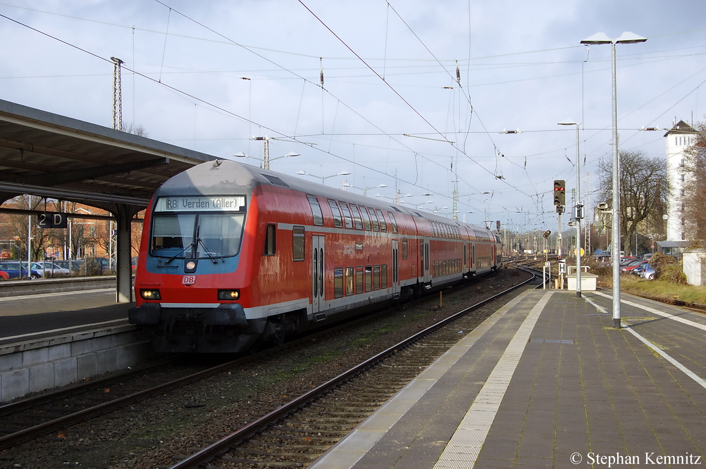 In Verden (Aller) f�hrt gerade die RB (RB 28629) aus Bremen-Vegesack in den Bahnhof ein und geschoben hatte die 111 085-7. Ab dem 11.12.2011 wird diese Strecke von der NordWestBahn befahren und nicht mehr von der DB-Regio. 06.12.2011
