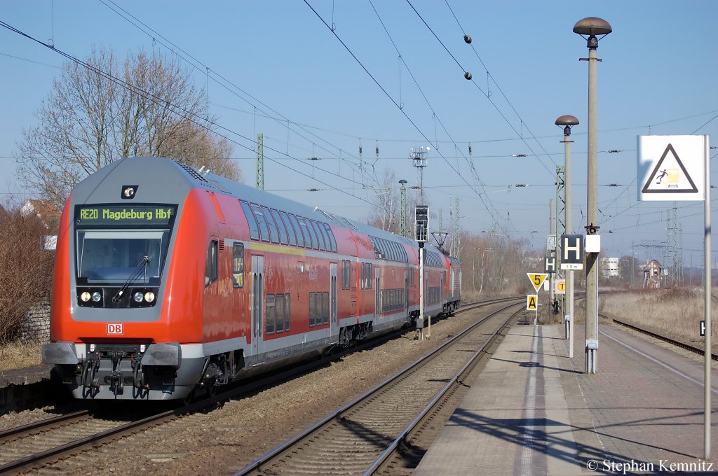 In Wolmirstedt f�hrt der RE20 (RE 17709) nach Halle(Saale) ein. Geschoben hat die 112 138. 26.02.2011