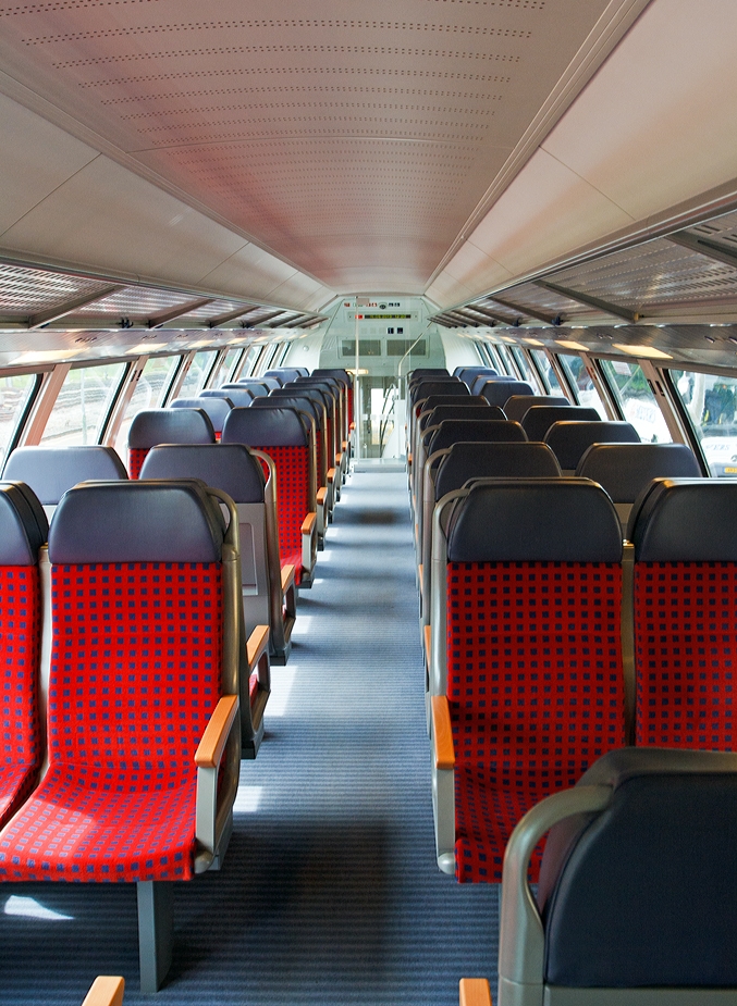 Innenansicht vom CFL 1./2 Klasse Doppelstockwagen DABpza (50 82 36-70 029 -2), am 16.06.2013 auf der Strecke Ettelbrck-Luxemburg. 

Hier ein Blick ins Oberdeck, in die 1. Klasse, besser sitzen tut man hier wohl nicht, die Sitze haben nur eine andere Farbe.

