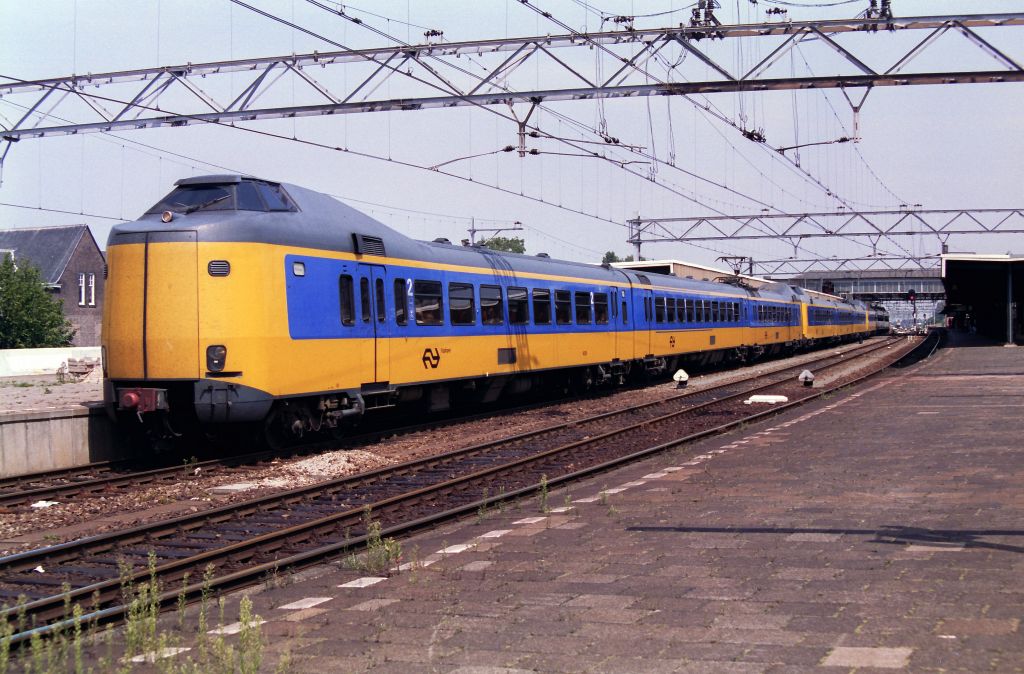 

Intercity Amsterdam-Vlissingen fotografiert in Leiden am 29-07-1992. Scan von Negativ. 

Intercity Amsterdam-Vlissingen bestaande uit ICM-III treinstellen. Spoor 7 Leiden 29-07-1992. Scan van negatief.