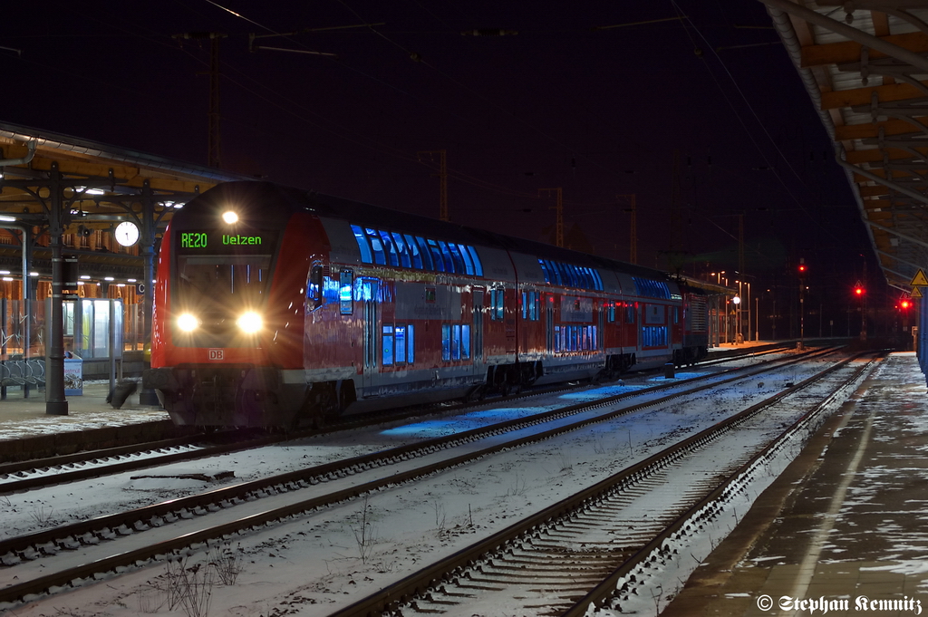 IRE-Garnitur  Magdeburg-Berlin-Express  als RE20 (RE 17716) von Halle(Saale) Hbf nach Uelzen in Stendal. Geschoben hatte die 112 139  Otto hat Zugkraft . 29.01.2012