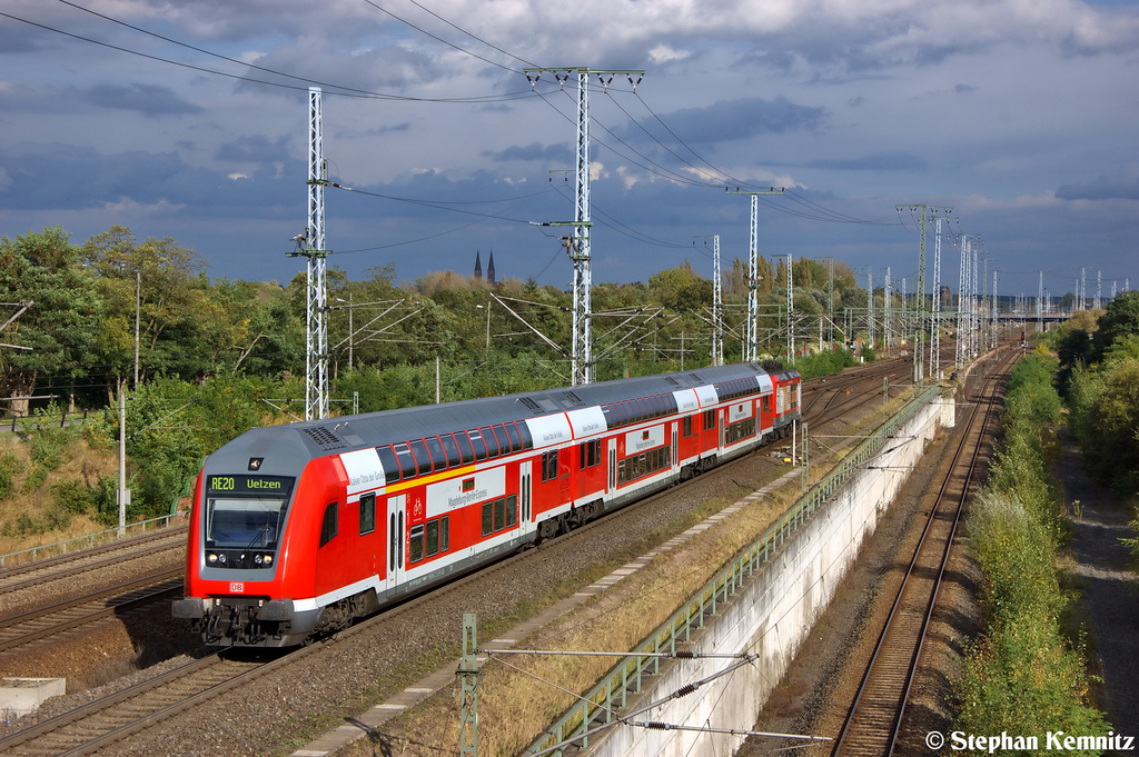 IRE-Garnitur  Magdeburg-Berlin-Express  im Feiertagsdienst als RE20 (RE 17712) von Halle(Saale)Hbf nach Uelzen in Stendal Ortsteil Wahrburg und geschoben hatte die 112 139-1  Otto hat Zugkraft . 03.10.2012