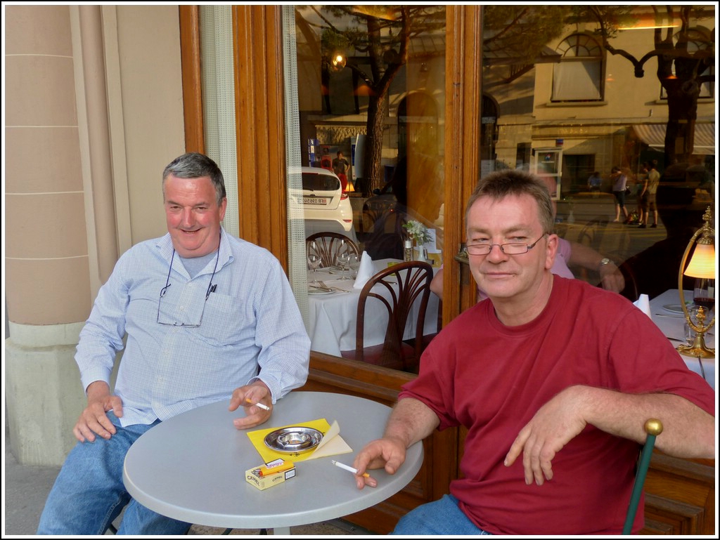 Keine Oma-Bank, sondern Opa-St�hle... Vevey, 26.05.2012 (Margaretha)