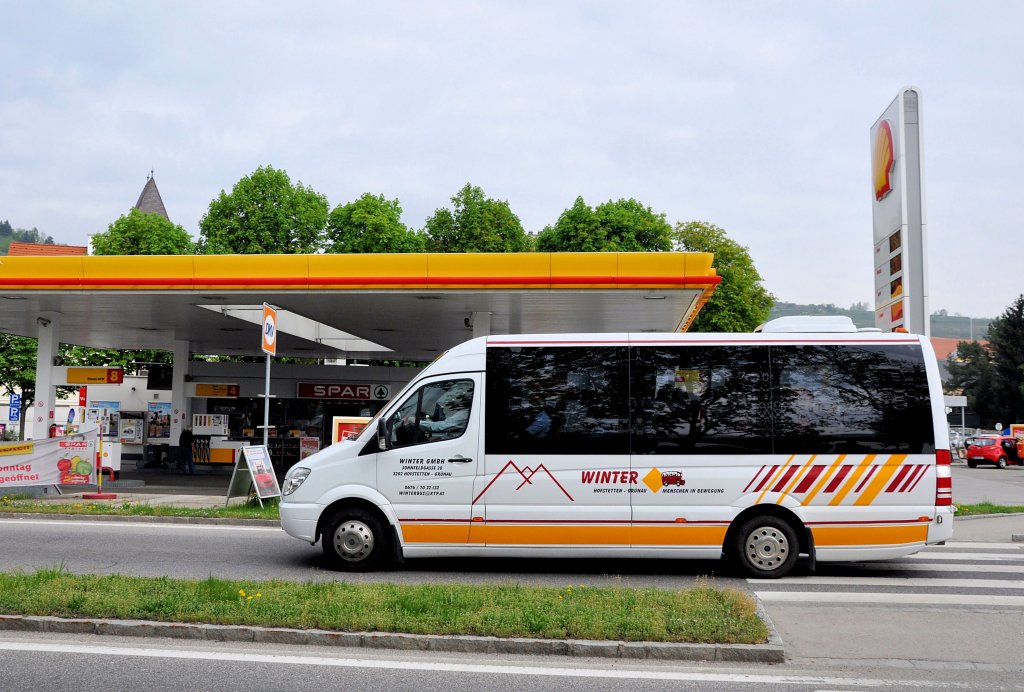 Kleinbus MERCEDES BENZ Sprinter von WINTER Reisen aus Niedersterreich am 28.4.2013 in Krems unterwegs.